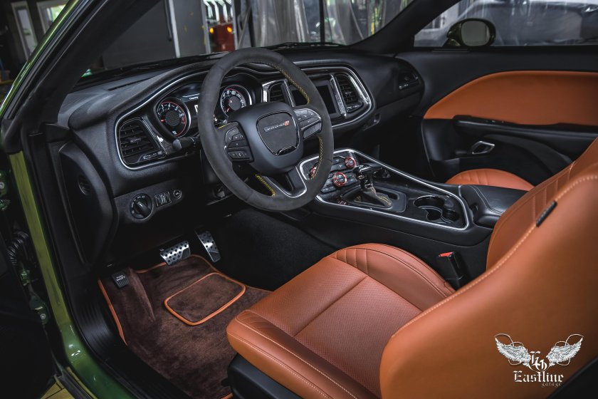 Салон Додж Челленджер перетянуть