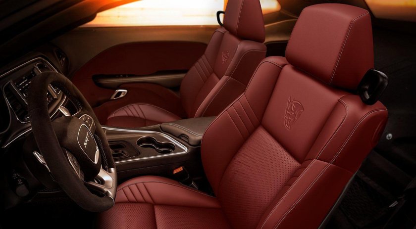 Додж Челленджер 2018 салон