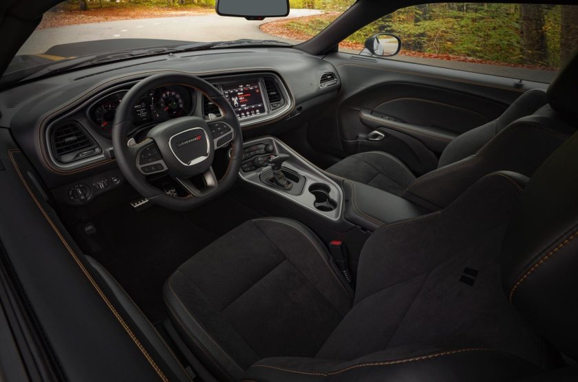 Dodge Challenger 2022 салон