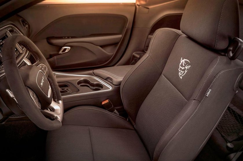 Додж Челленджер 2018 салон