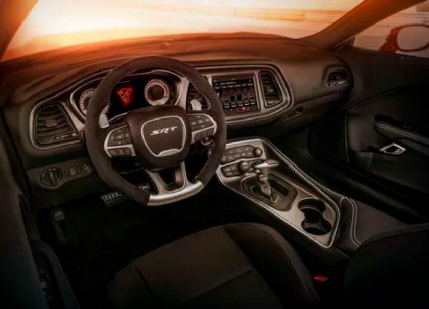 Додж Челленджер 2018 салон