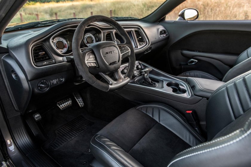 Додж Челленджер 2018 салон