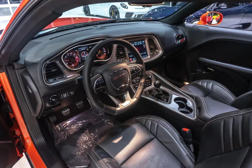 Додж Челленджер СРТ 8 салон