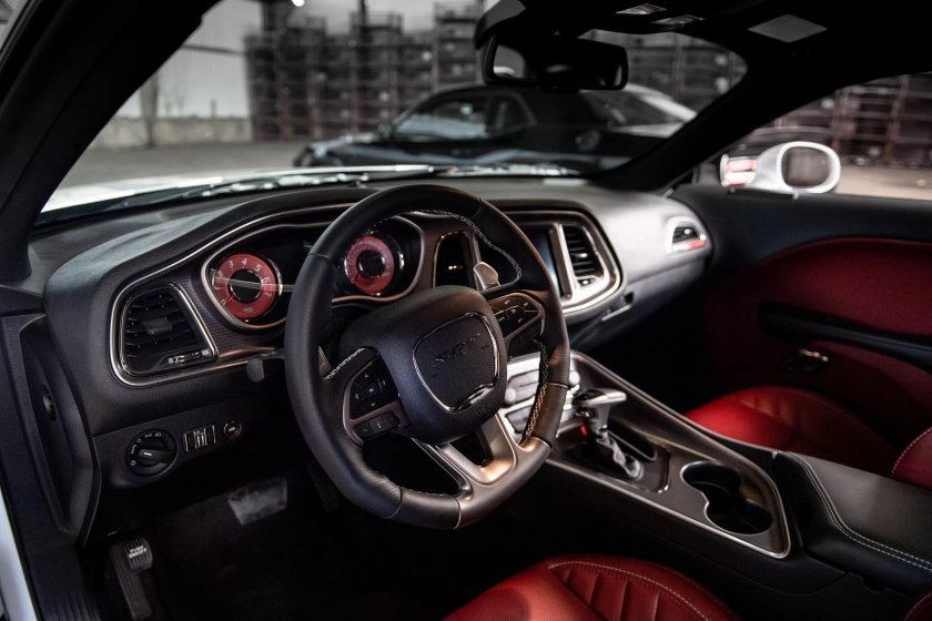 Dodge Challenger Hellcat салон