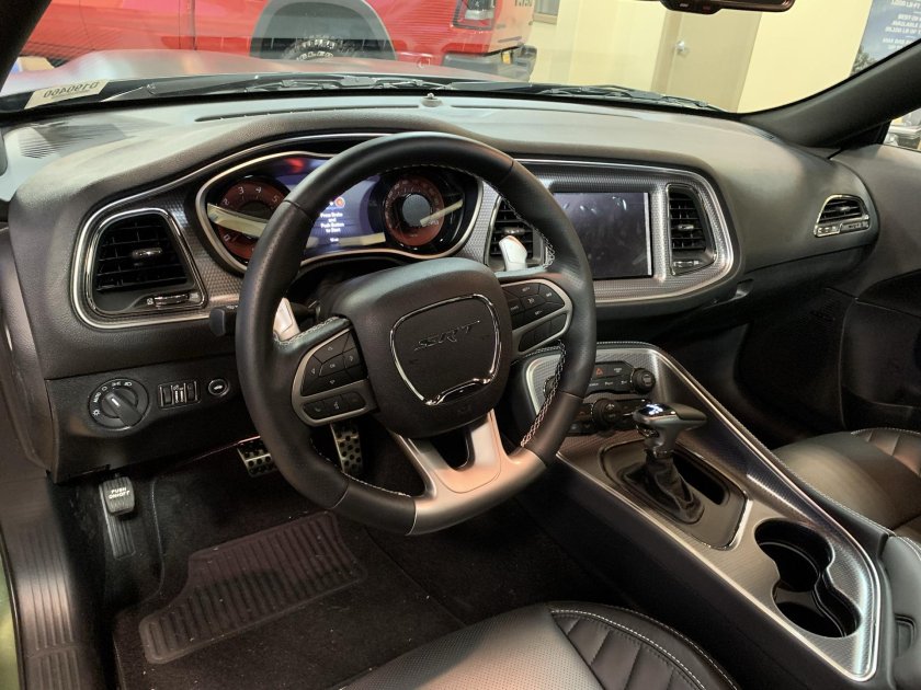 Додж Челленджер 2017 салон