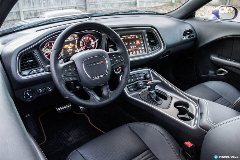 Dodge Challenger 2018 салон