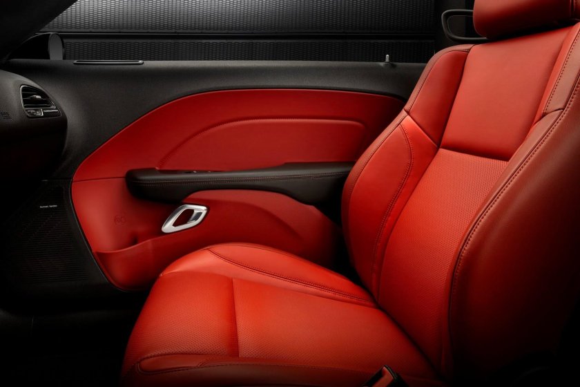 Додж Челленджер салон перешитый