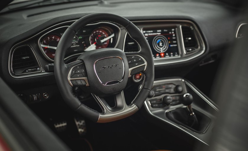 Додж Челленджер 2018 салон