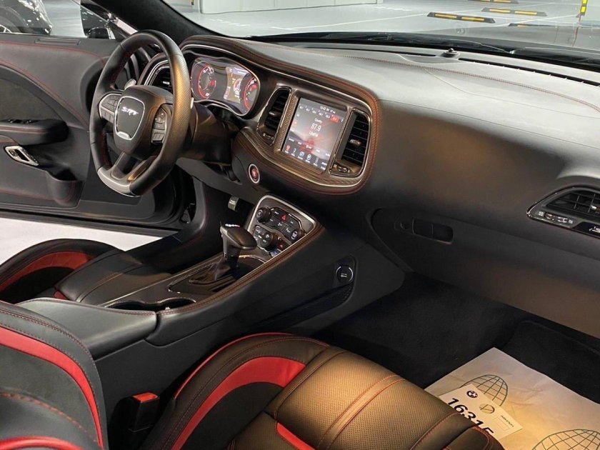 Черный додж челленджер