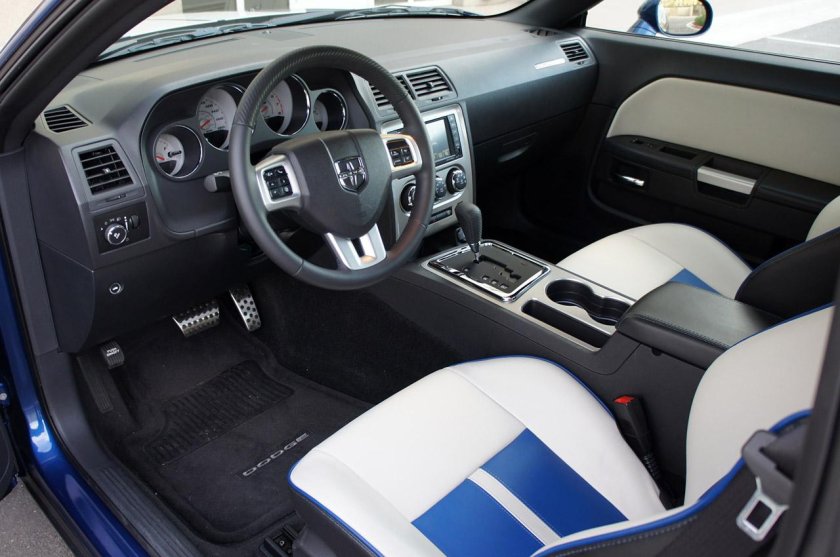 Dodge Challenger srt8 салон