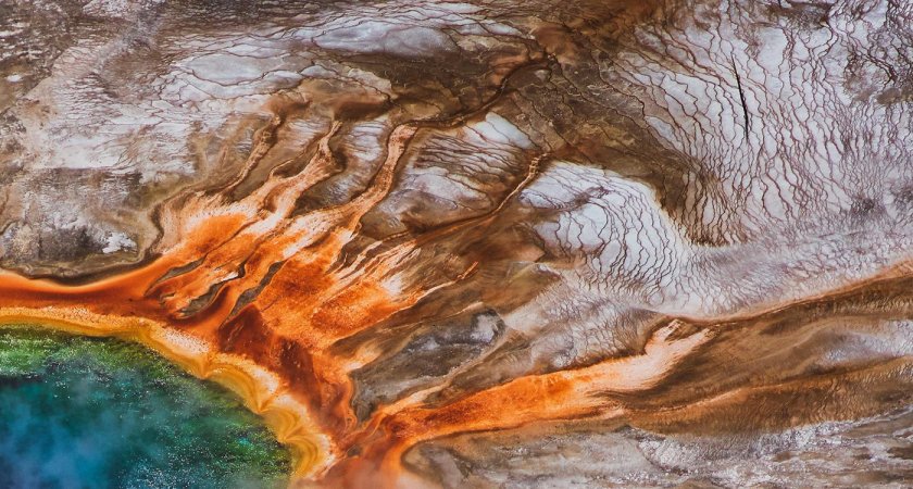 Grand prismatic spring in yellowstone