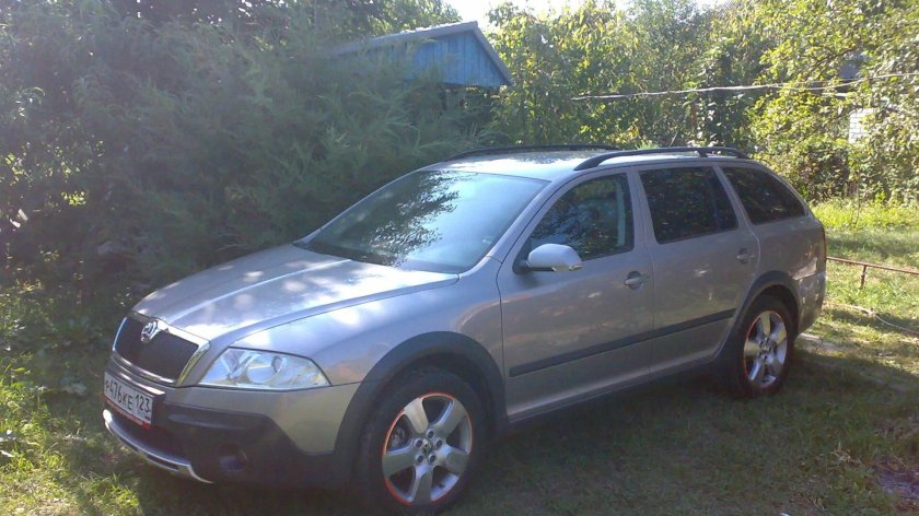 Шкода Октавия универсал черного цвета старенький