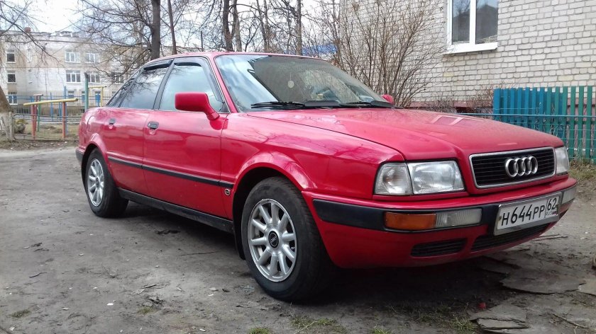 Audi 80 красная