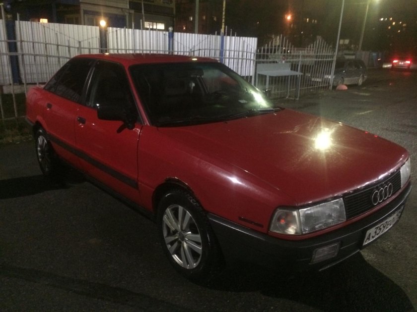 Audi 80 красная