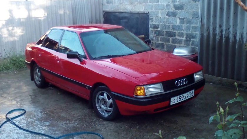 Audi 80 красная