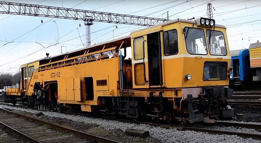 Выправочно-подбивочно-рихтовочная машина ВПР-02м