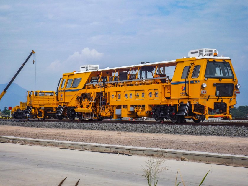 Выправочно-подбивочно-рихтовочная машина unimat 08-275-3s