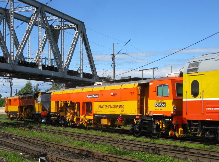 Выправочно-подбивочно-рихтовочная машина Unimat 4s