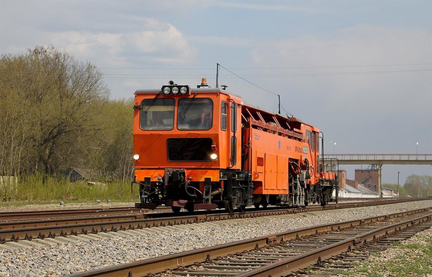 Выправочно-подбивочно-рихтовочная машина ВПР-02м