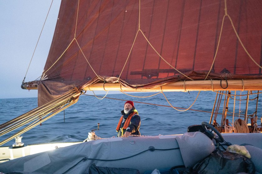 Под парусами