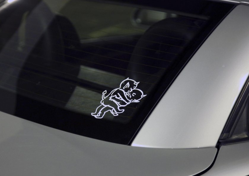 Наклейки на стекло автомобиля