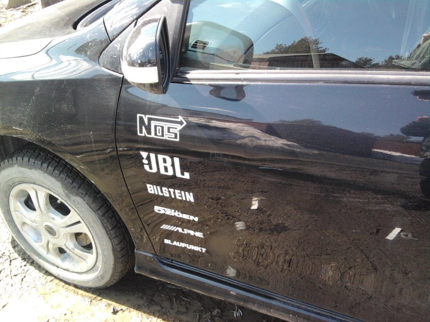 Наклейка на авто сбоку на двери