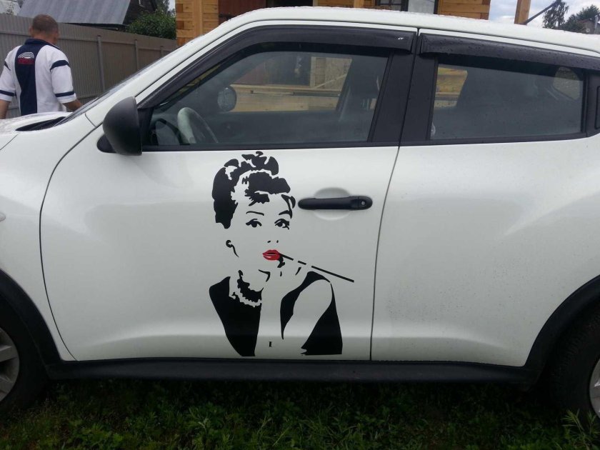 Наклейка на автомобиль