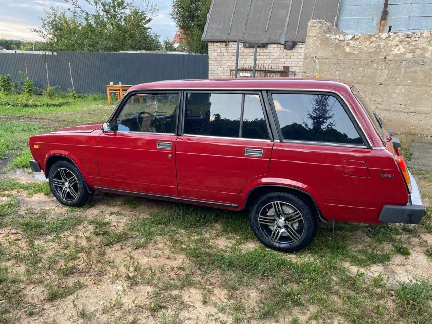 ВАЗ 2104 красная