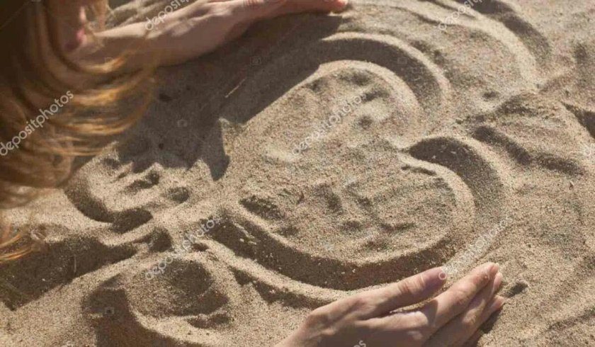 Рисование на песке сердце