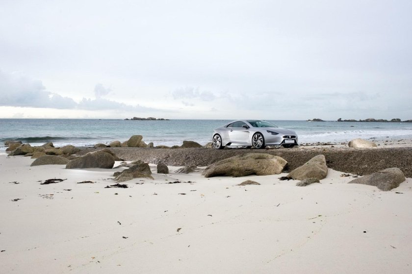 Машина на берегу залива