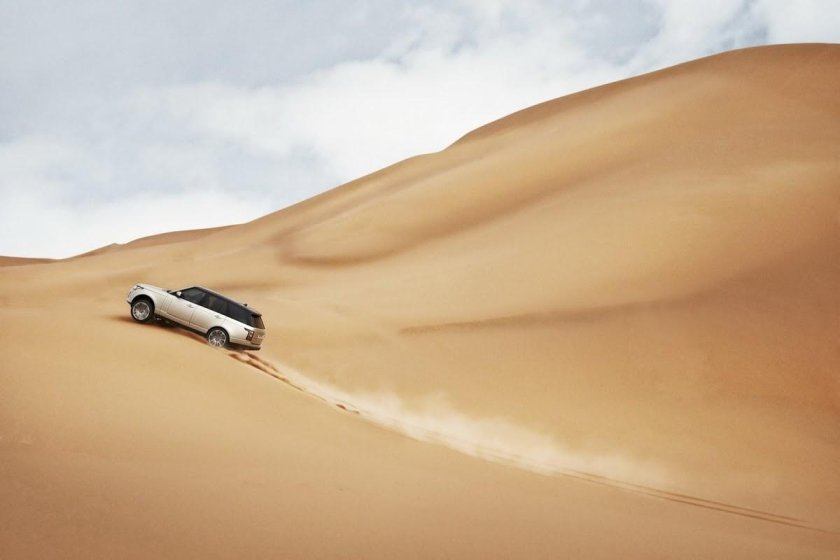 Рендж Ровер в пустыне