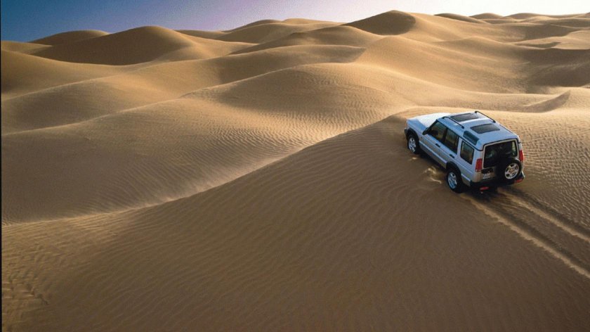 Машина в пустыне