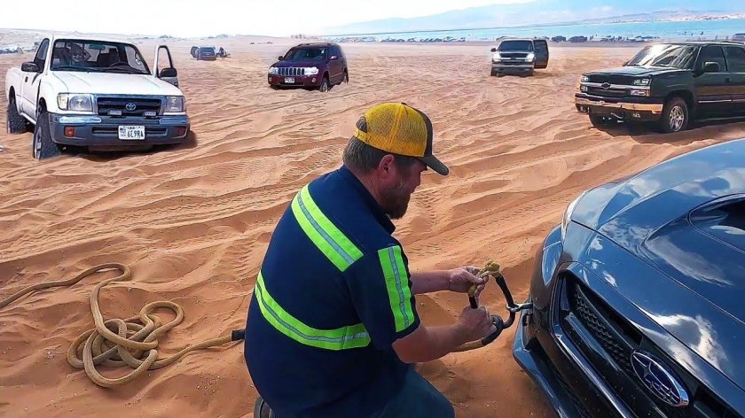 Машина застряла в песке