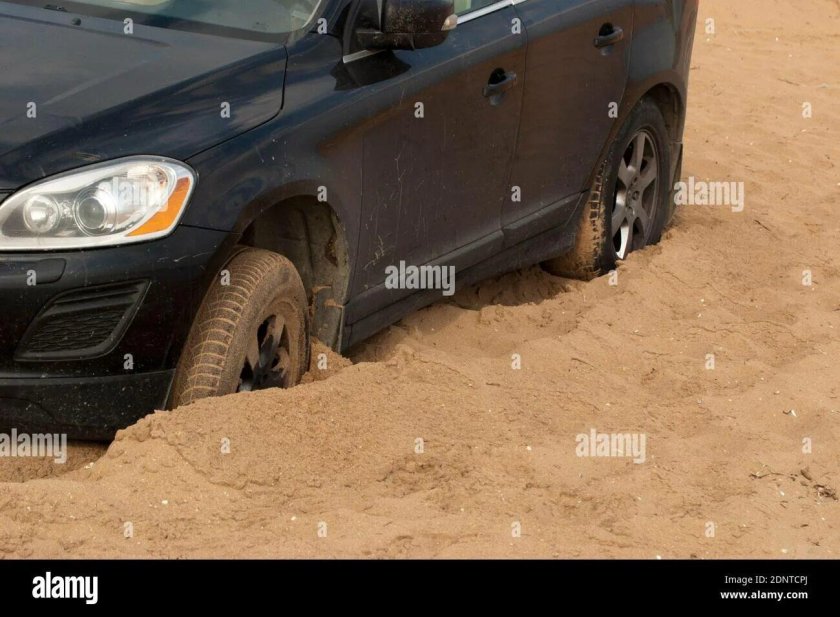 Машина застряла в песке