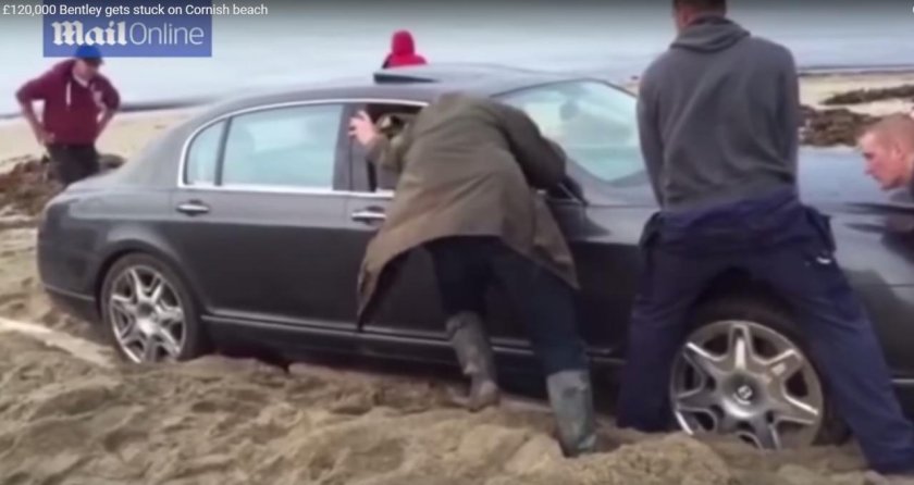 Машина застряла в песке