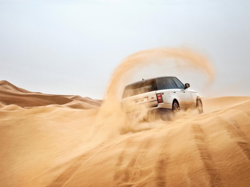 Рендж Ровер в пустыне