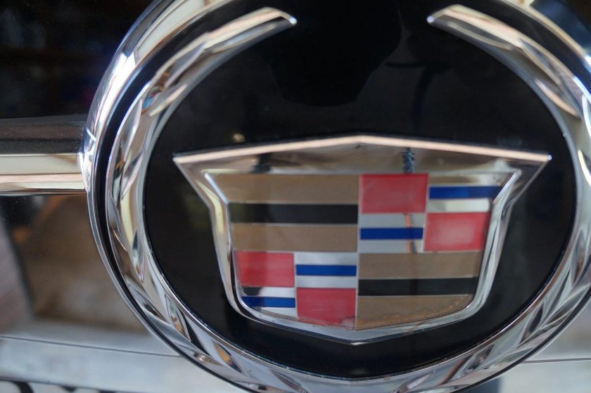 Кадиллак Эскалейд шильдик