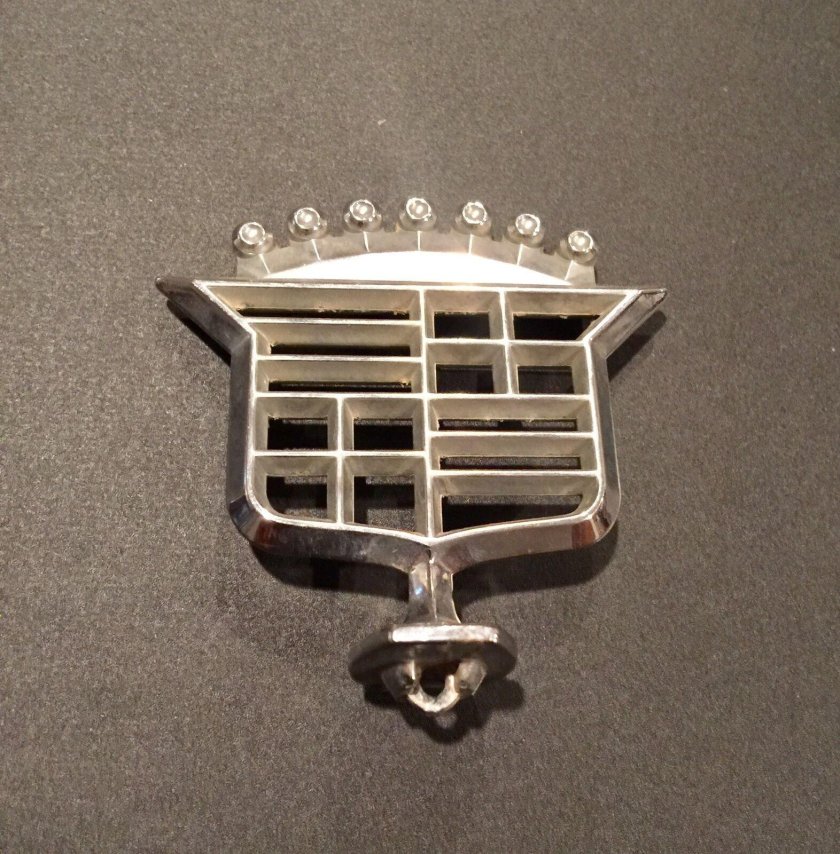 Кадиллак шильдик