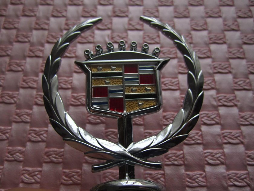 Эмблема Cadillac Brougham