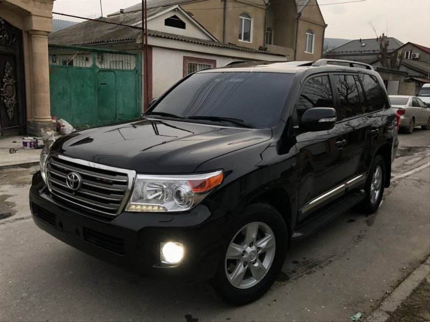Toyota Land Cruiser 200 черный