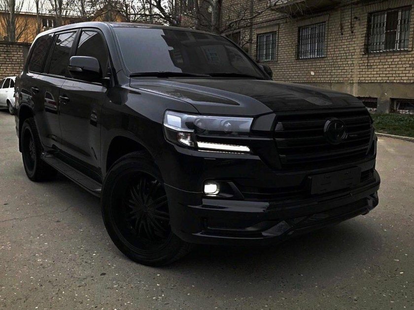 Toyota Land Cruiser 200 черный