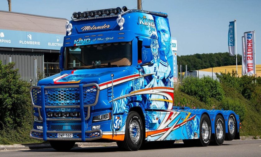 Капотный тягач Скания