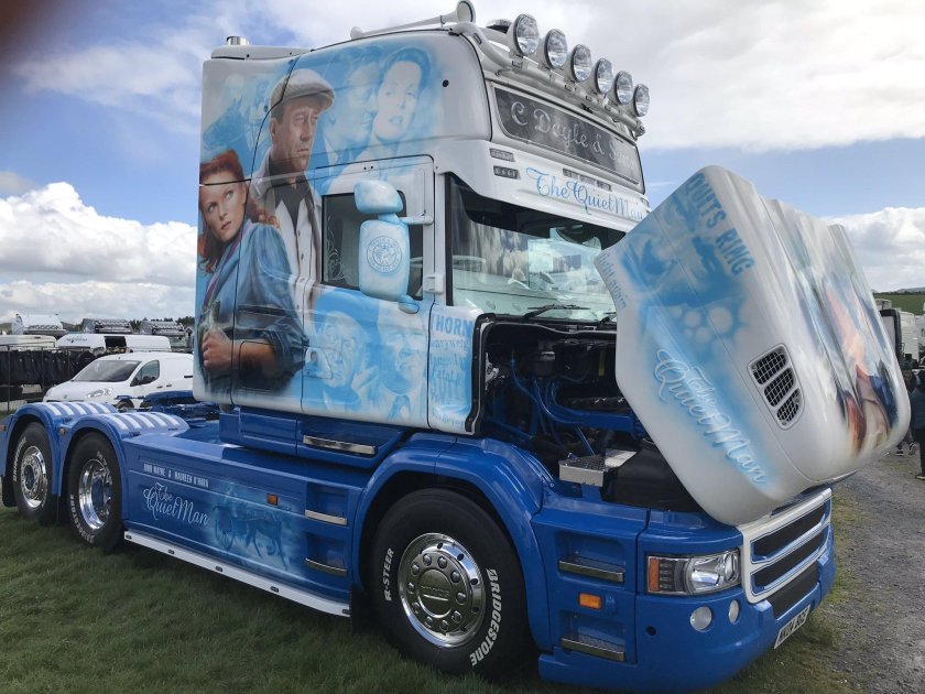 Капотный тягач Скания