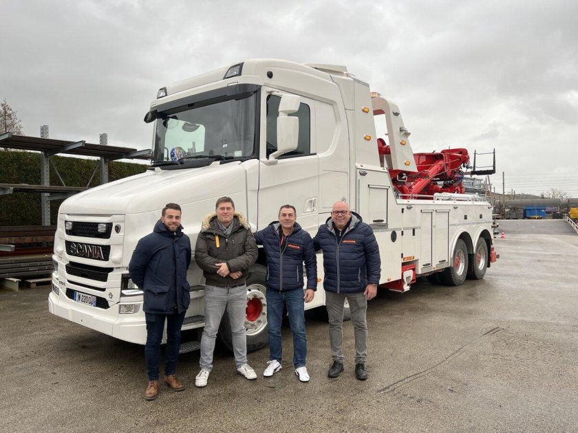 Капотная скания тягач