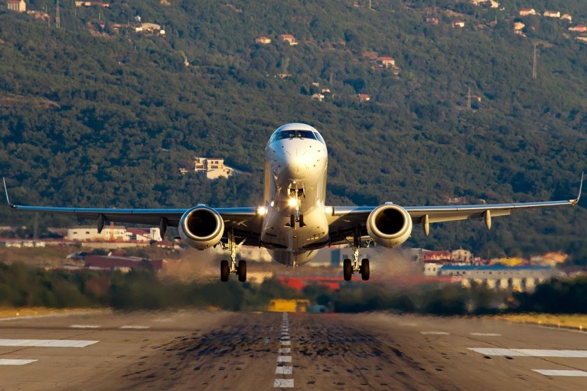 Самолет в Черногорию