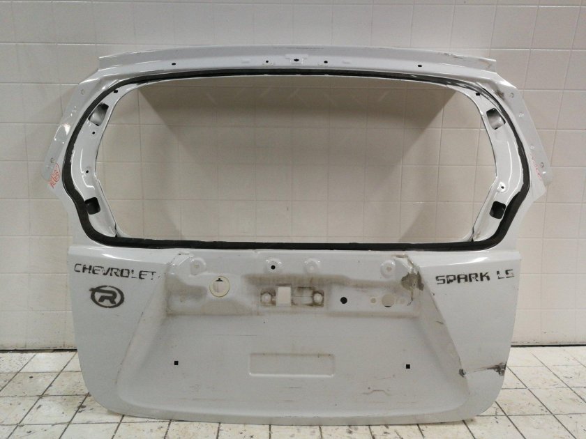 Дверь багажника