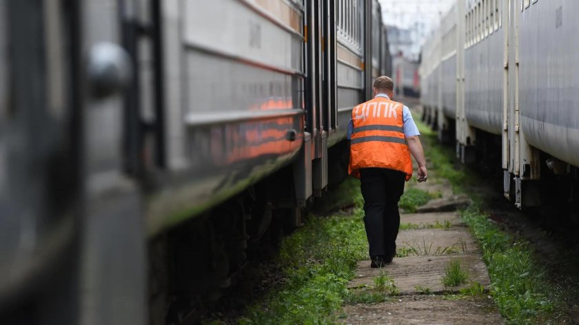 Осмотр электропоезда