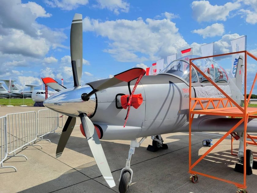 УТС 800 учебно тренировочный самолет