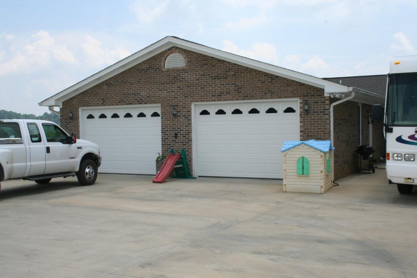 Гараж с двумя воротами