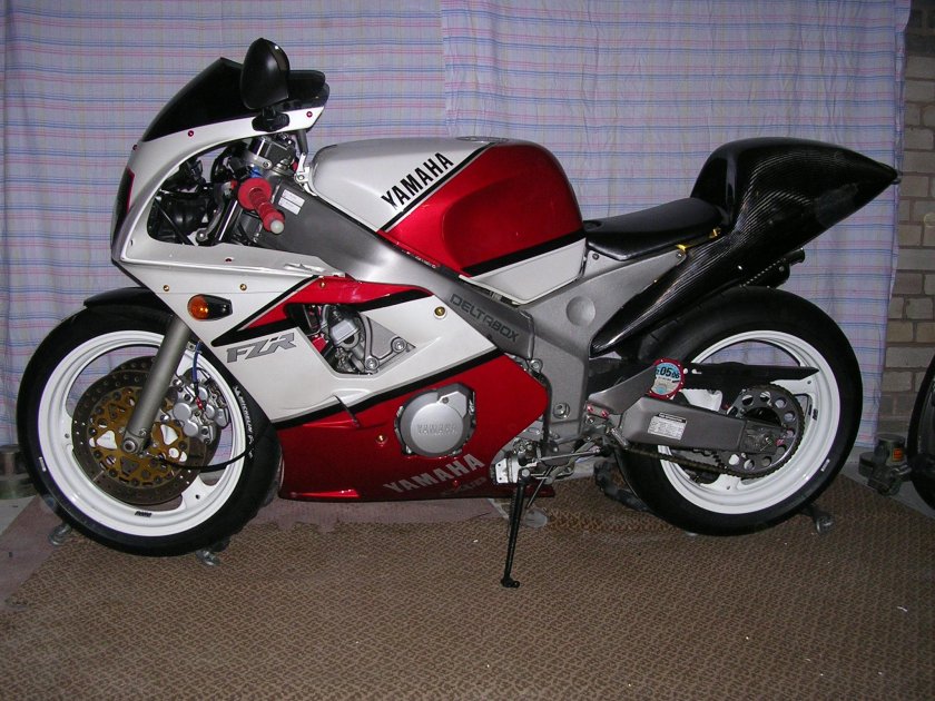 Yamaha FZR 400
